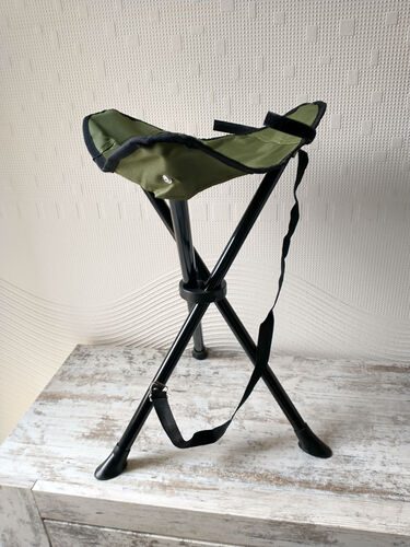 Dreibein Hocker grün